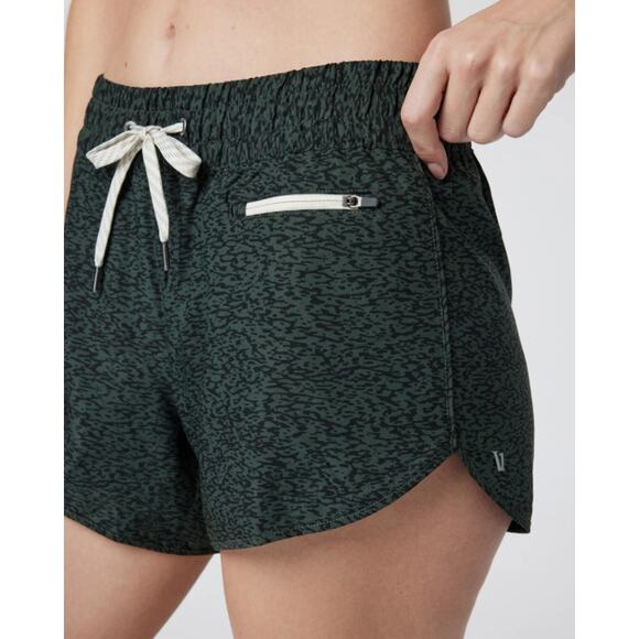 Vuori Pants - Vuori Clementine 2.0 Shorts Women's 4" Inseam Size Small in Aspen Capitola
